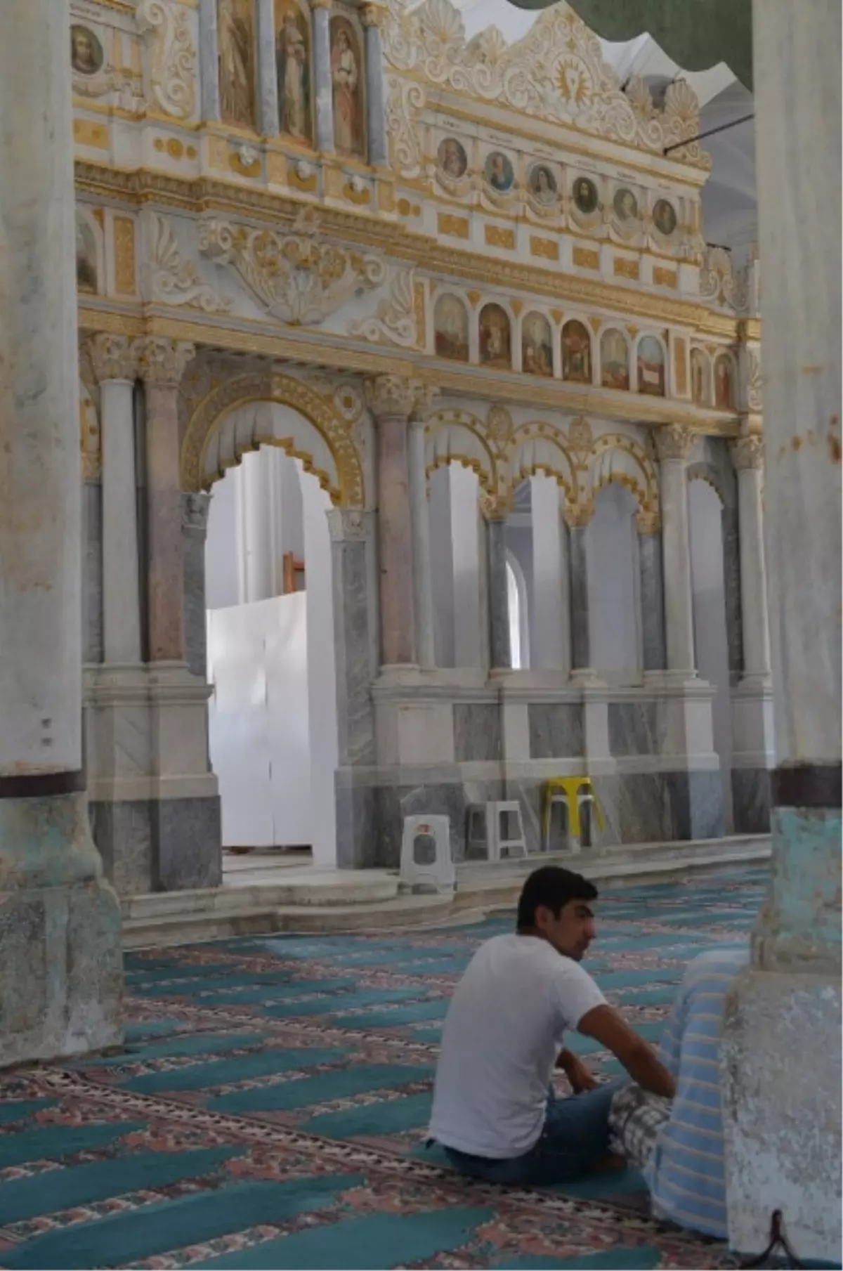 Camiye Sığmayan Cemaat Kilisede Namaz Kıldı