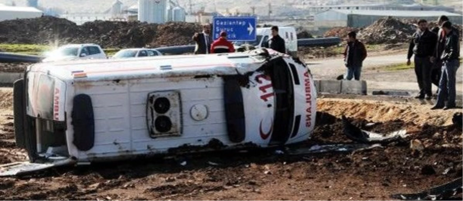 Çorum\'da Ambulans ile Traktör Çarpıştı: 4 Yaralı
