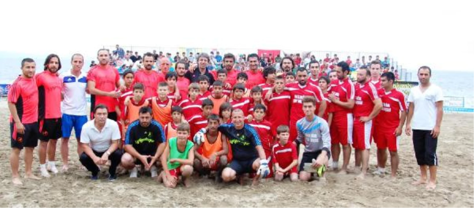 Erdek\'te Plaj Futbolu Başladı