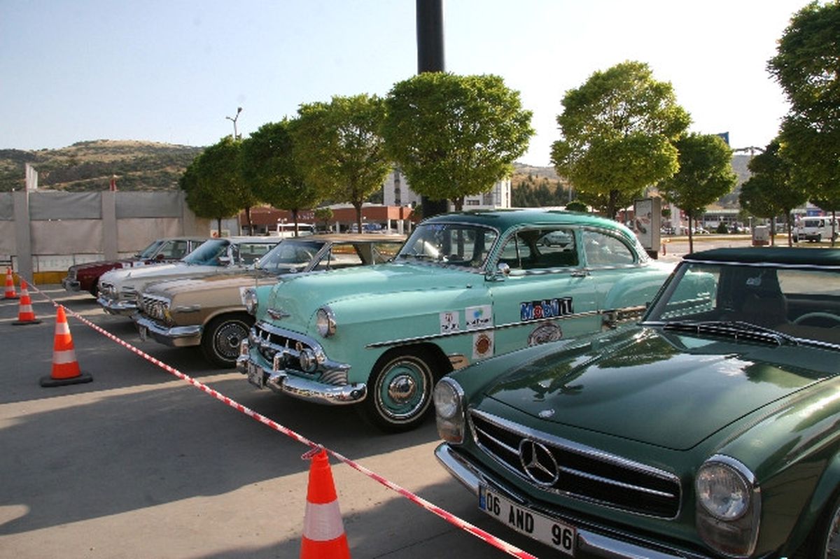 İkod Üyeleri Klasik Otomobilleriyle Afyonkarahisar\'da