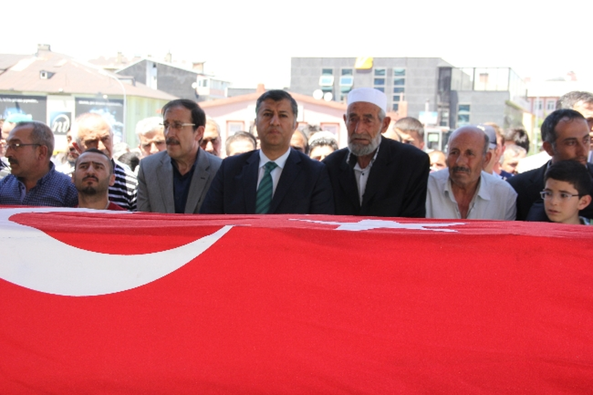 İzmir\'de Hayatını Kaybeden Polis, Toprağa Verildi