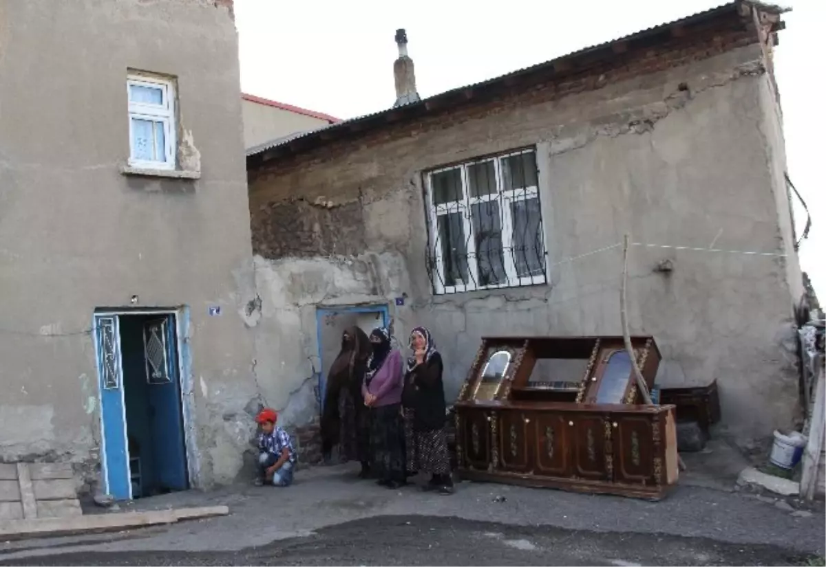 Kanalizasyon Suları Üç Evin Zeminine Zarar Verdi