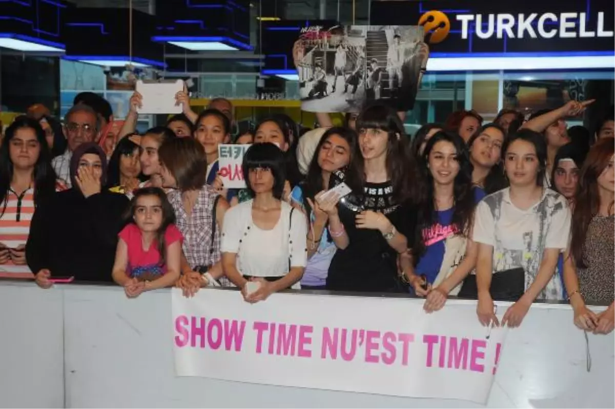 Kore\'li Nu\'est Grubu İstanbul\'da