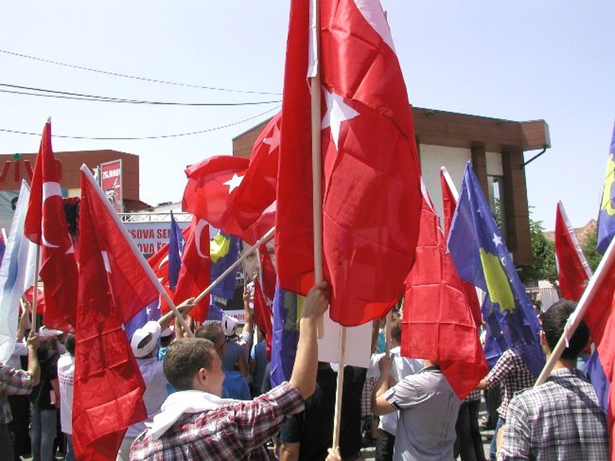 Kosova\'da Erdoğan\'a Coşkulu Destek Mitingi