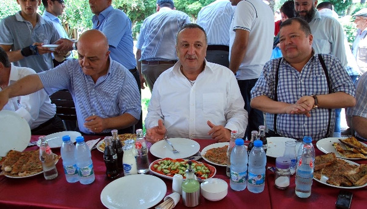 Mehmet Ağar\'dan Pide Ziyafeti