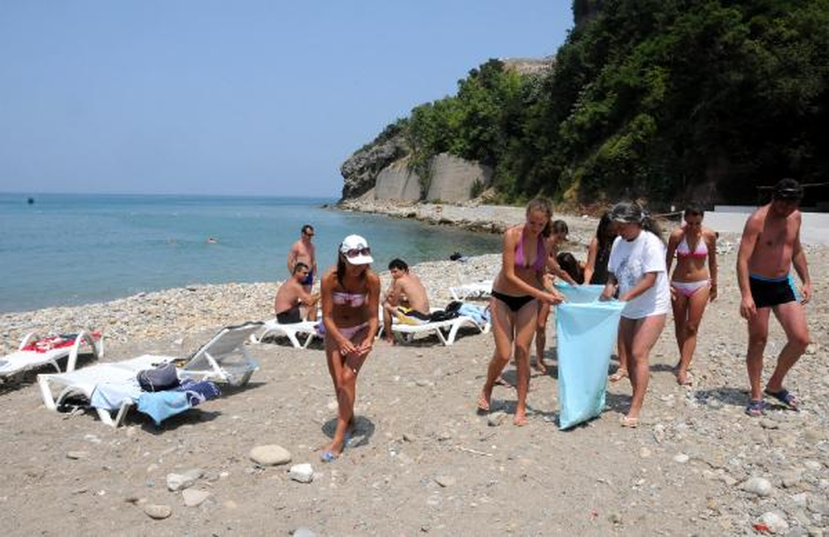 Önce Çöp Topladılar, Sonra Denize Girdiler