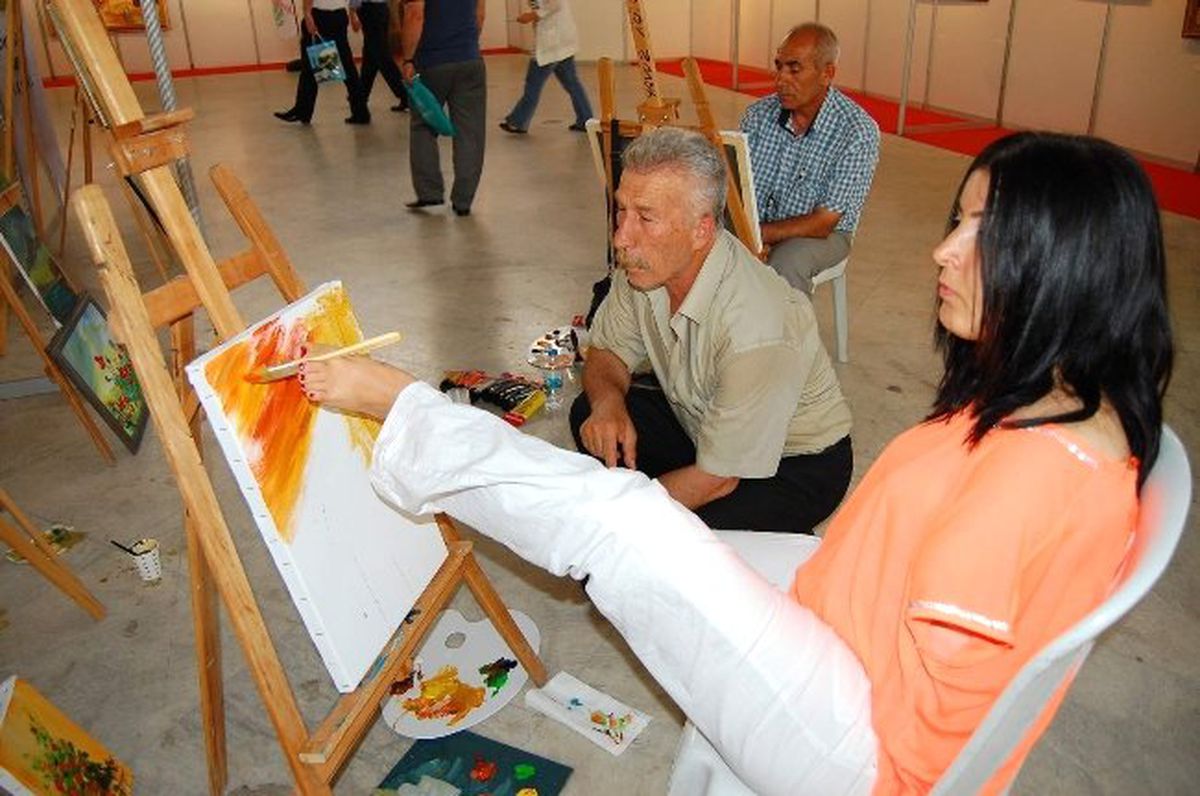 Ressamlar Canlı Performans Sergiledi