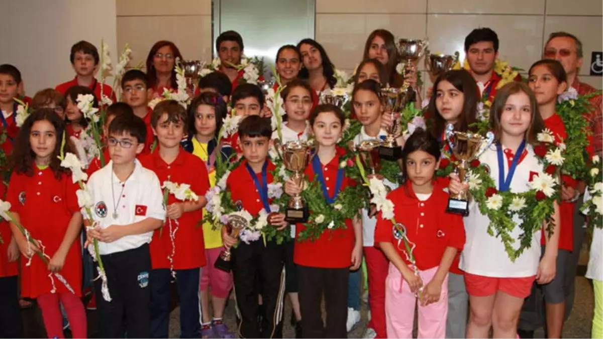 Satranç Ustaları Türkiye\'ye Döndü