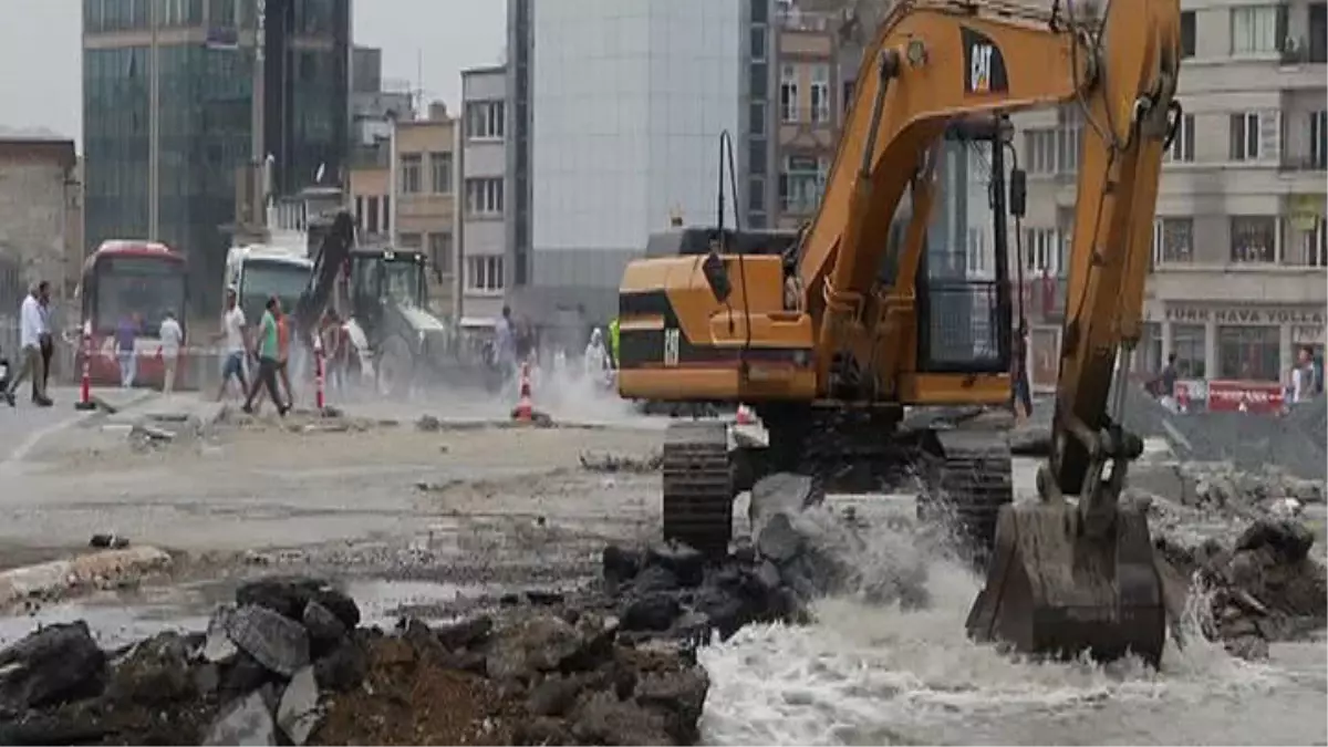 Taksim\'de İş Makinesi Su Borusu Patlattı