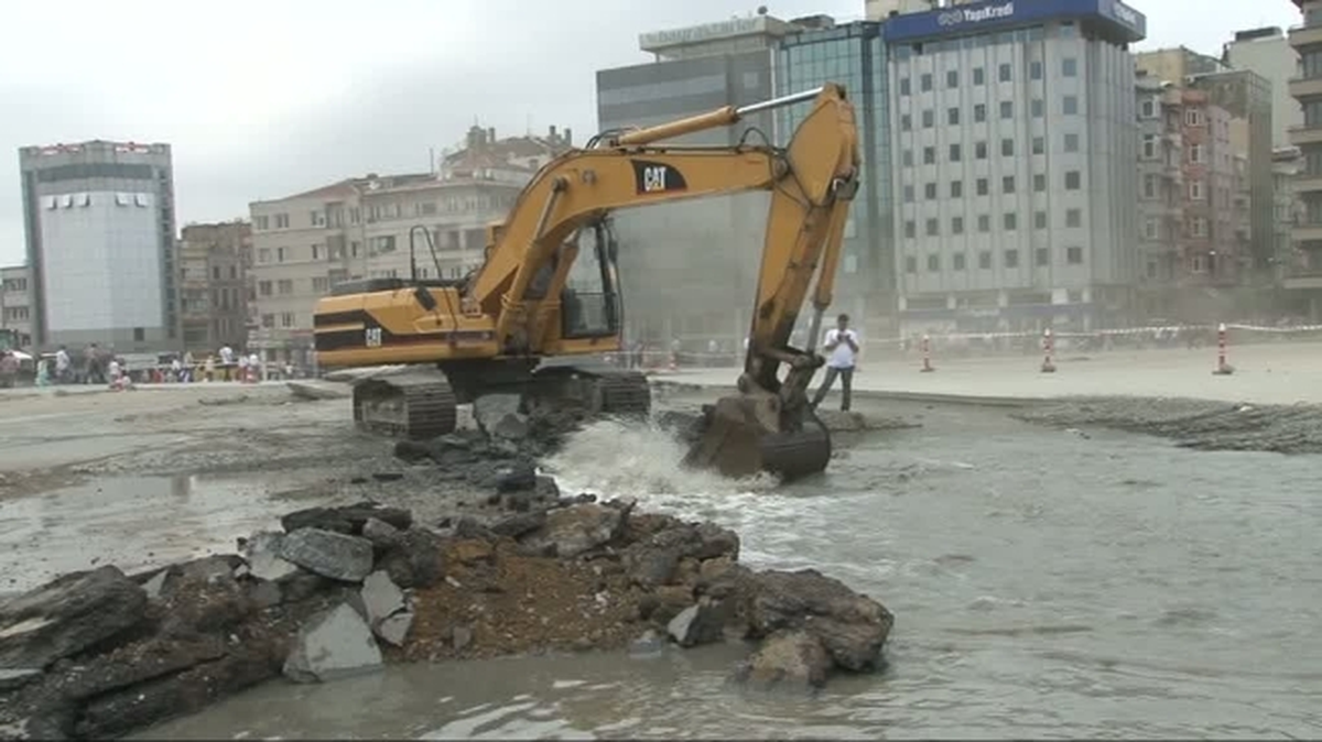 Taksim\'de Su Borusu Patladı, Metro Seferleri Durduruldu (2)