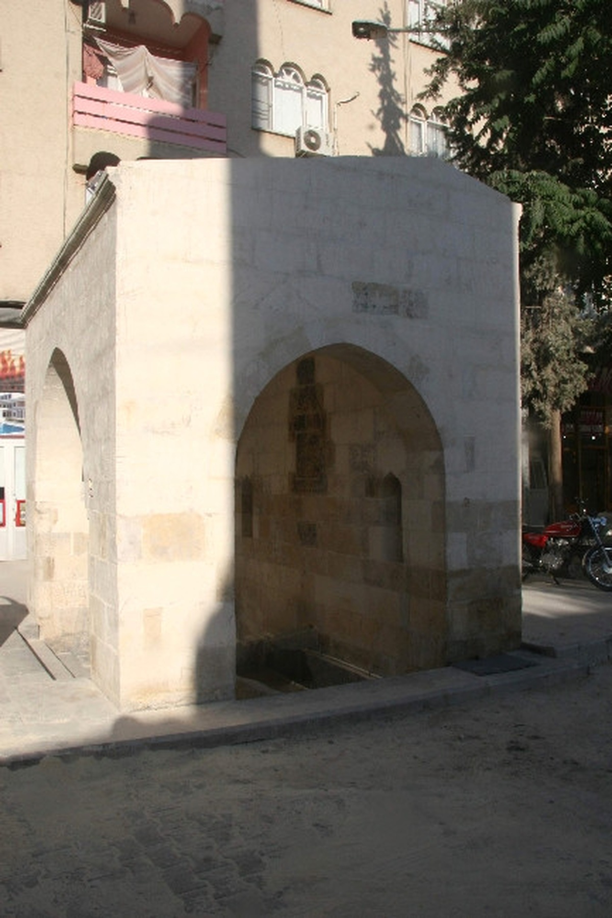 Tarihi Çeşme Yıkılarak Aslına Uygun Şekilde Yapıldı