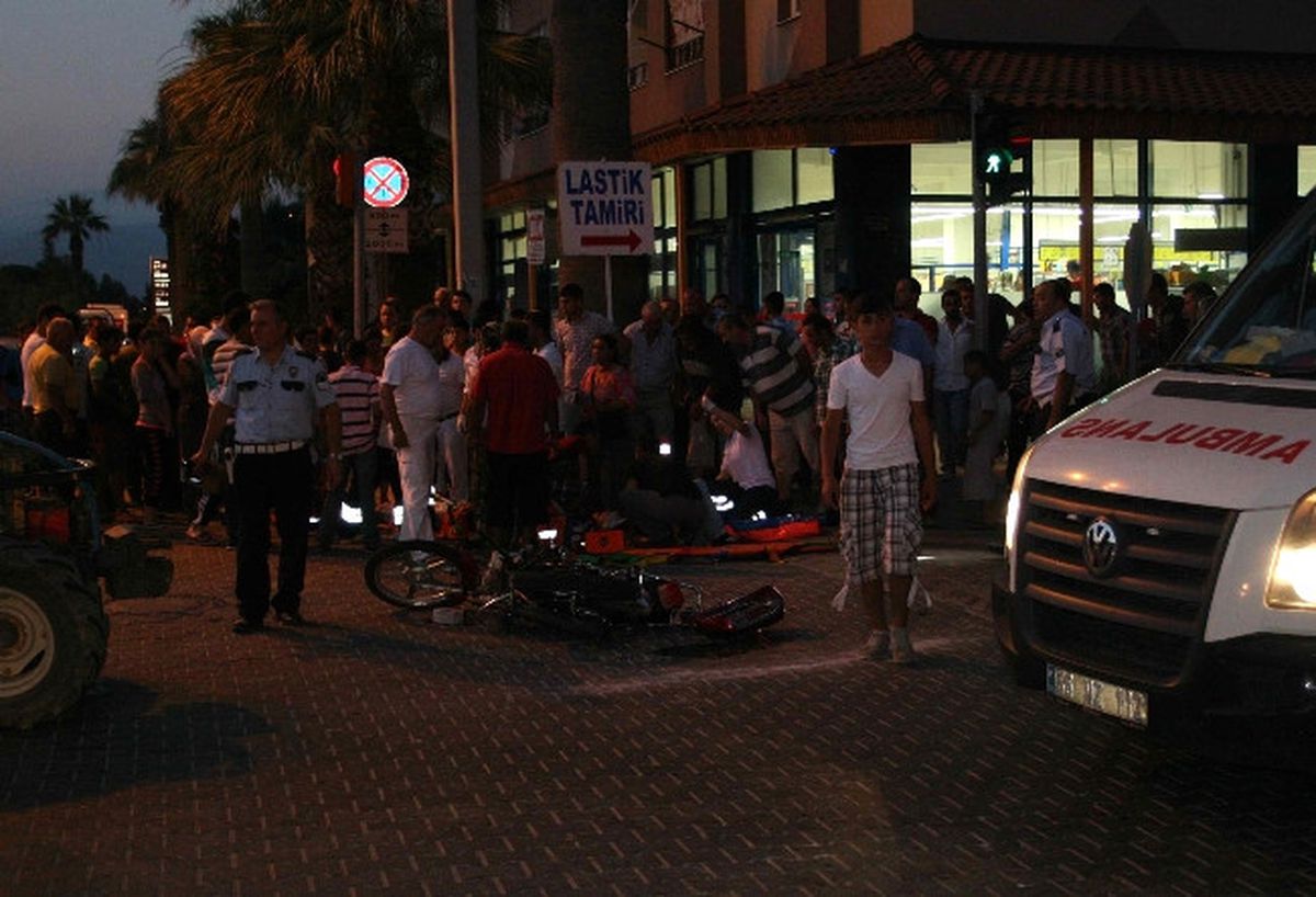 Traktörle Motosiklet Çarpıştı: İki Yaralı