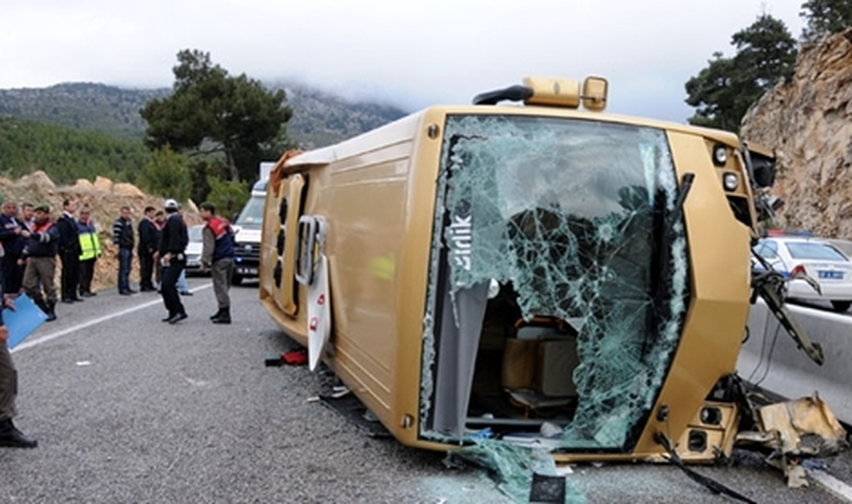 Turistleri Taşıyan Minibüs Devrildi: 27 Yaralı