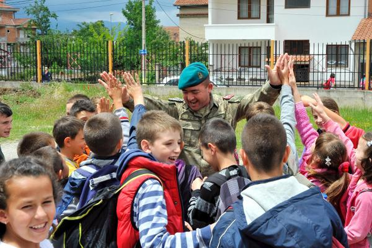 Türk Askerinden Kosova\'ya Eğitim Desteği