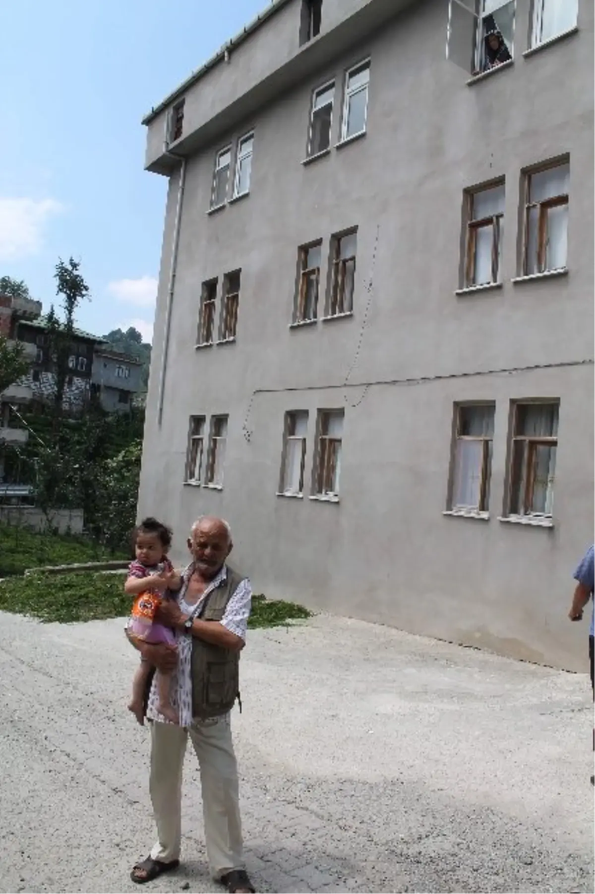 Yoldan Geçen Şahsın Üzerine Çocuk Düştü