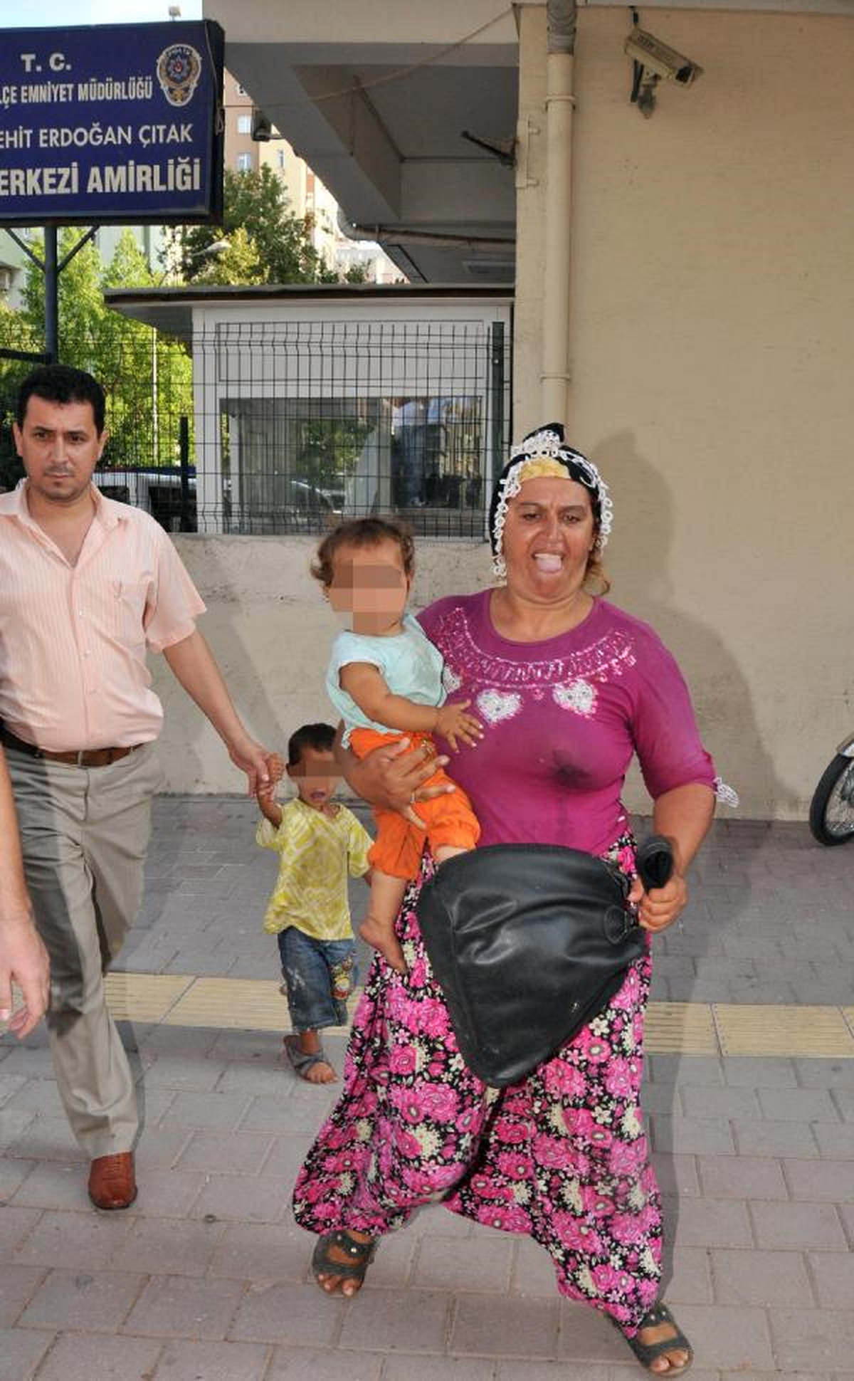 Çocuklarını Dilendiren Anneye Gözaltı