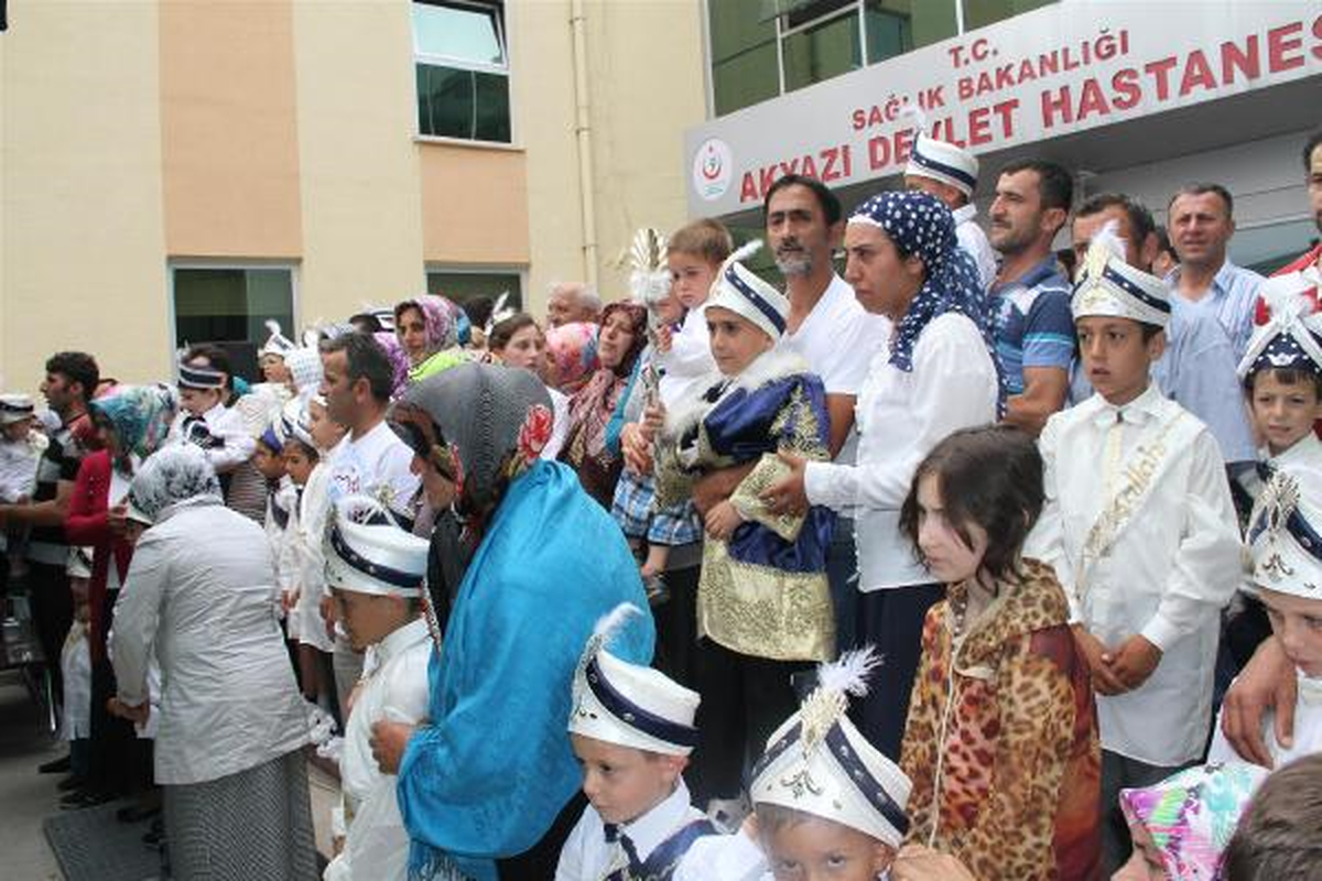 Akyazı\'da Hastane Bahçesinde Sünnet Şöleni