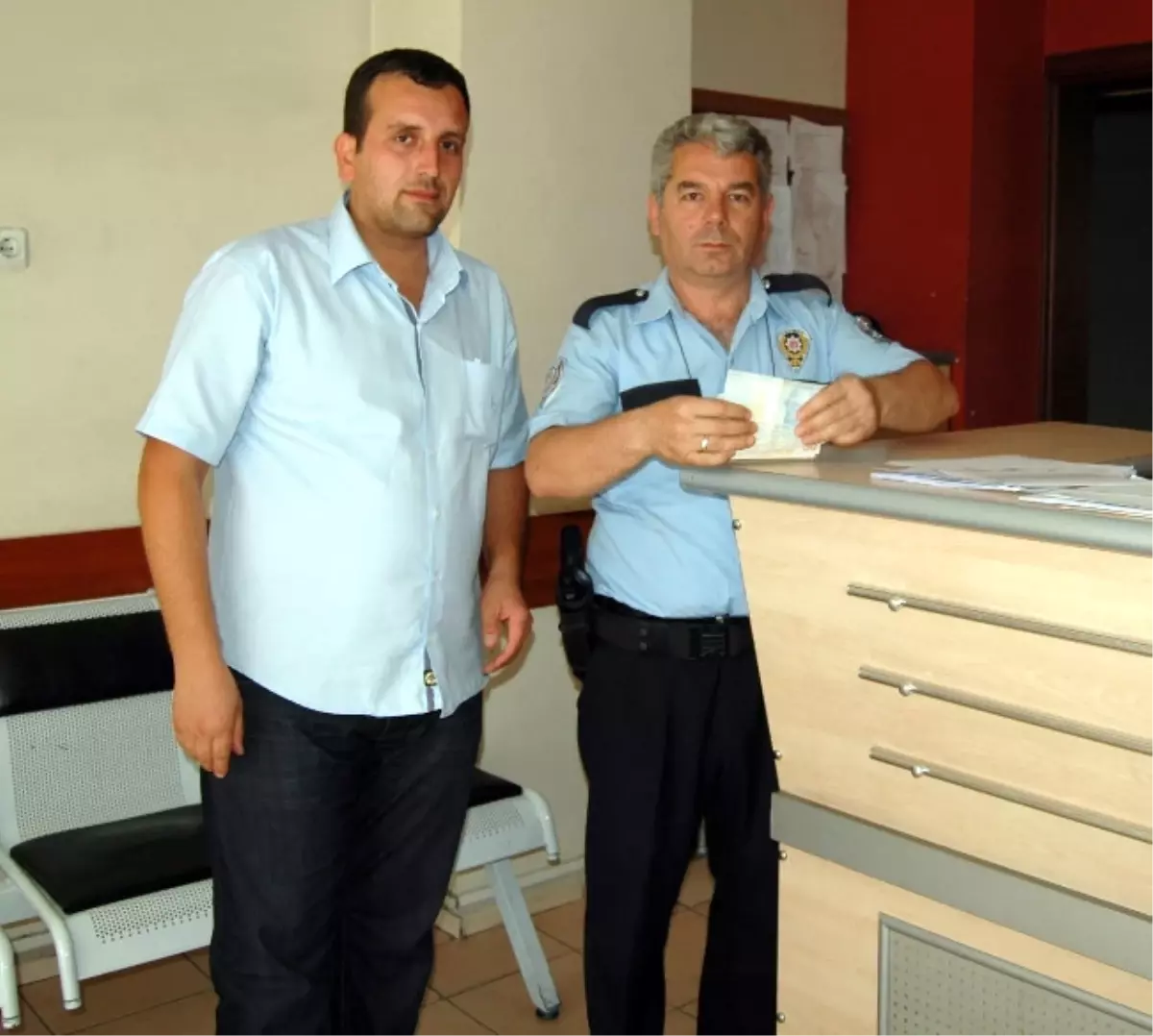 Atm\'de Bulduğu Parayı Polise Teslim Etti