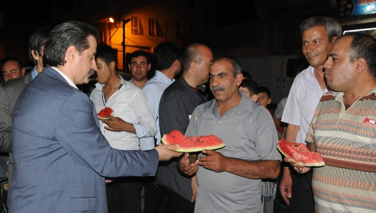 Bakan Çelik Vatandaşlara Karpuz İkram Etti