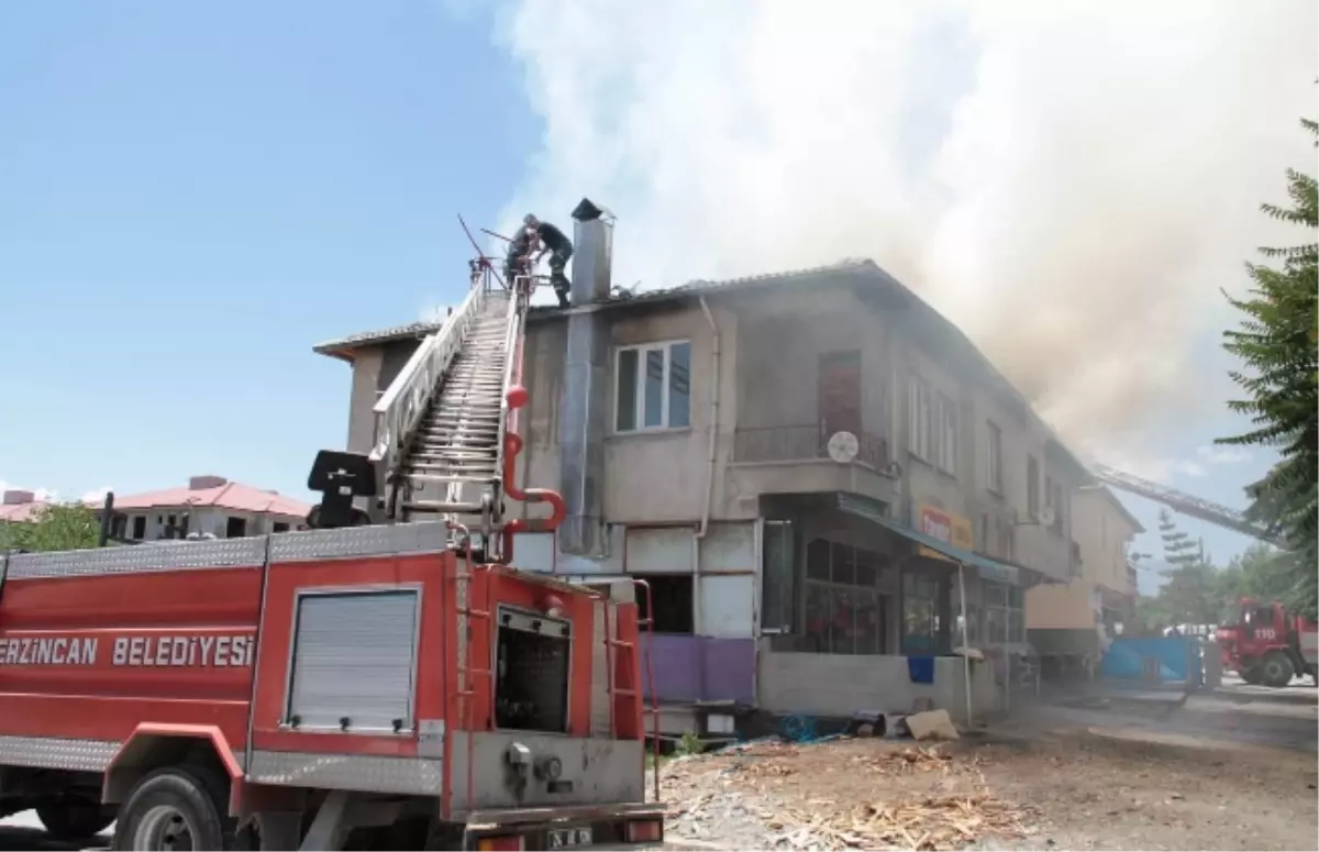 Erzincan\'da Çatı Yangını Paniğe Neden Oldu