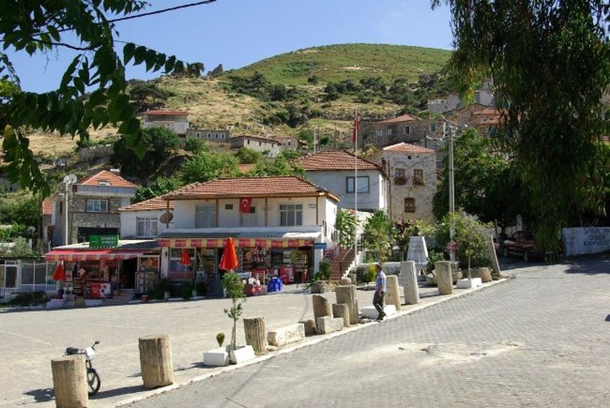 Foça\'nın Tarihi Osmanlı Köyü Küllerinden Doğuyor