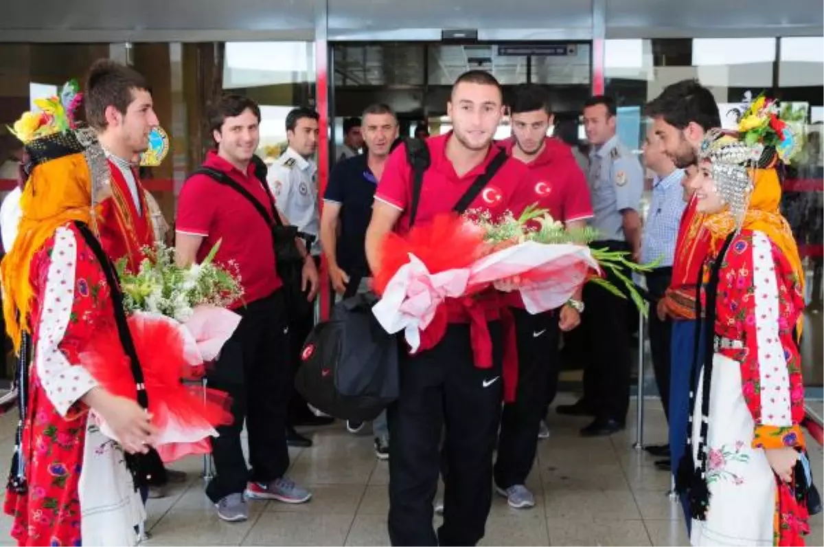 Gaziantep\'te U-20 Milli Takıma Zılgıtlı Karşılama