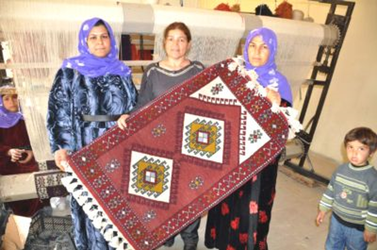 Kadınlar Ev Ekonomisine Katkı Sağlamak İçin Halı Dokuyor