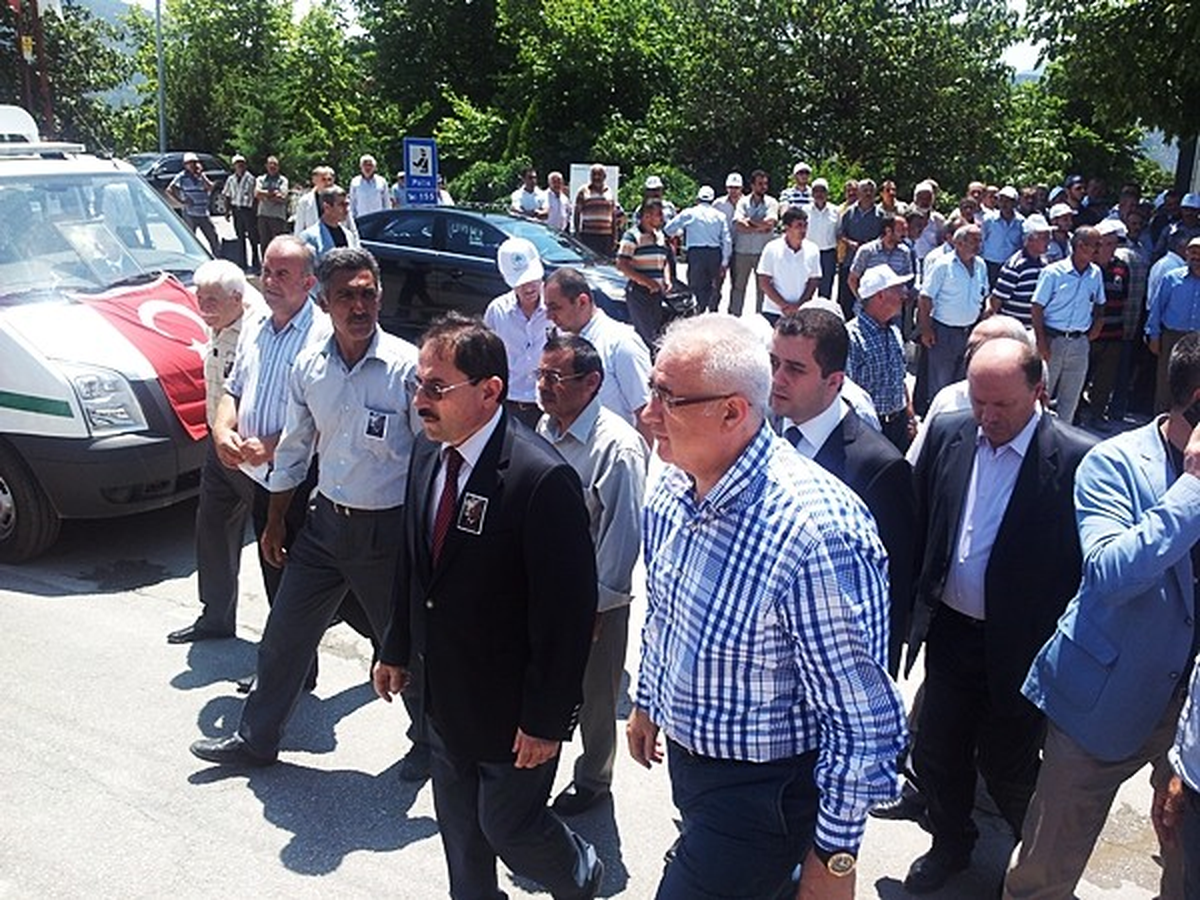 Kargı Belediye Başkanı Akpınar\'ın Cenazesi Yoğun Katılım ile Toprağa Verildi.
