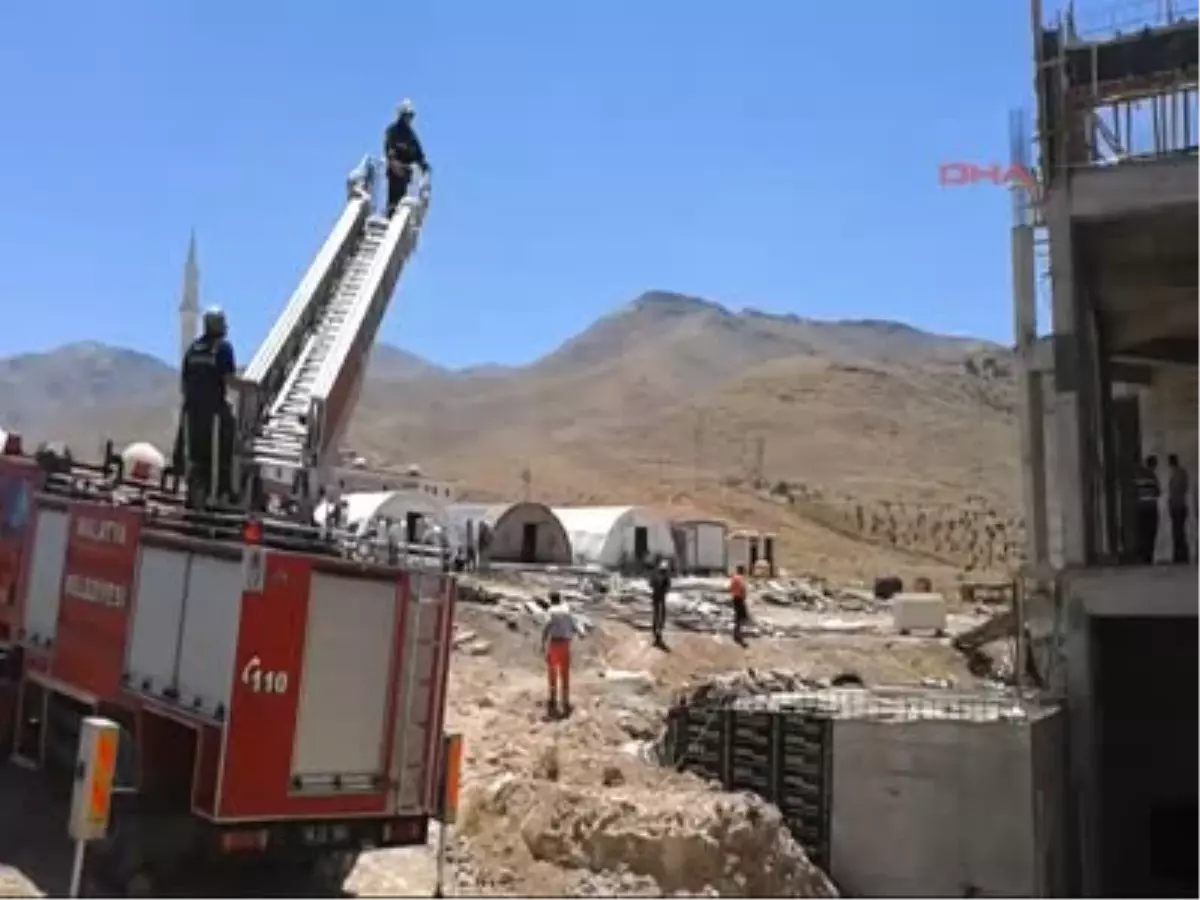 Eczacılık Fakültesi İnşaatında Çökme 3 Yaralı