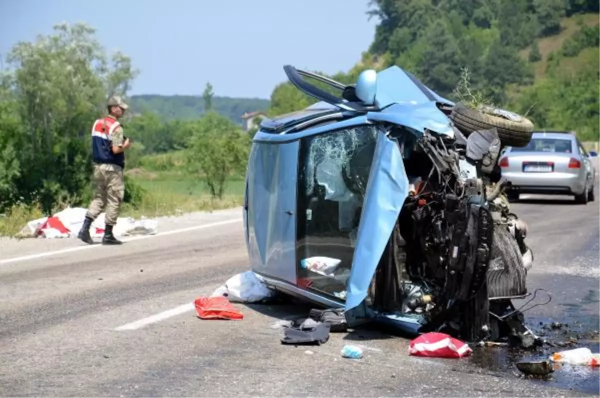 Otomobil Takla Attı: Anne ile Baba Öldü, 2 Çocuk Yaralı