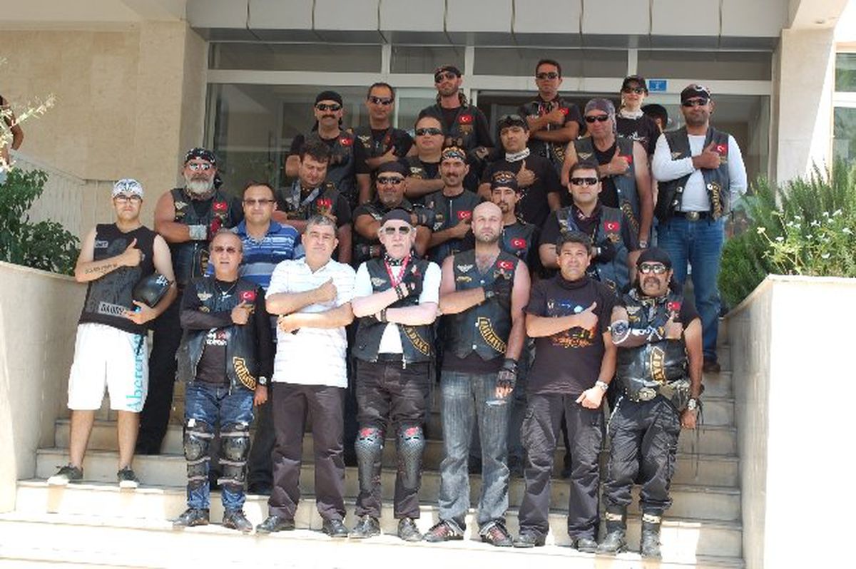 Silifke\'de Türk Riders Chopper Kulübü Üyeleri Kask Dağıttı