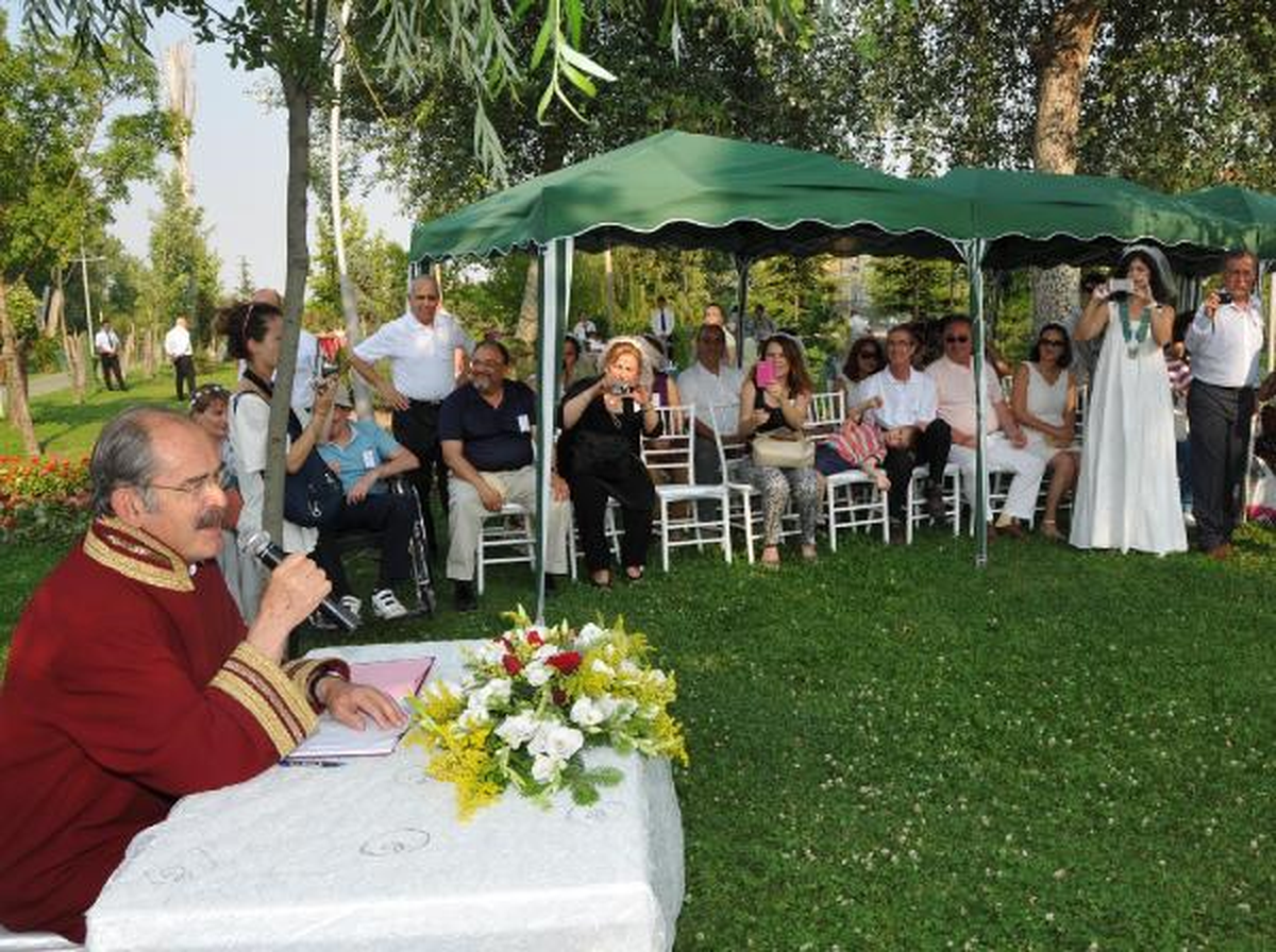 40 Yıl Öncesinin Mezunları Aşk Adası\'da Nikah Tazeledi