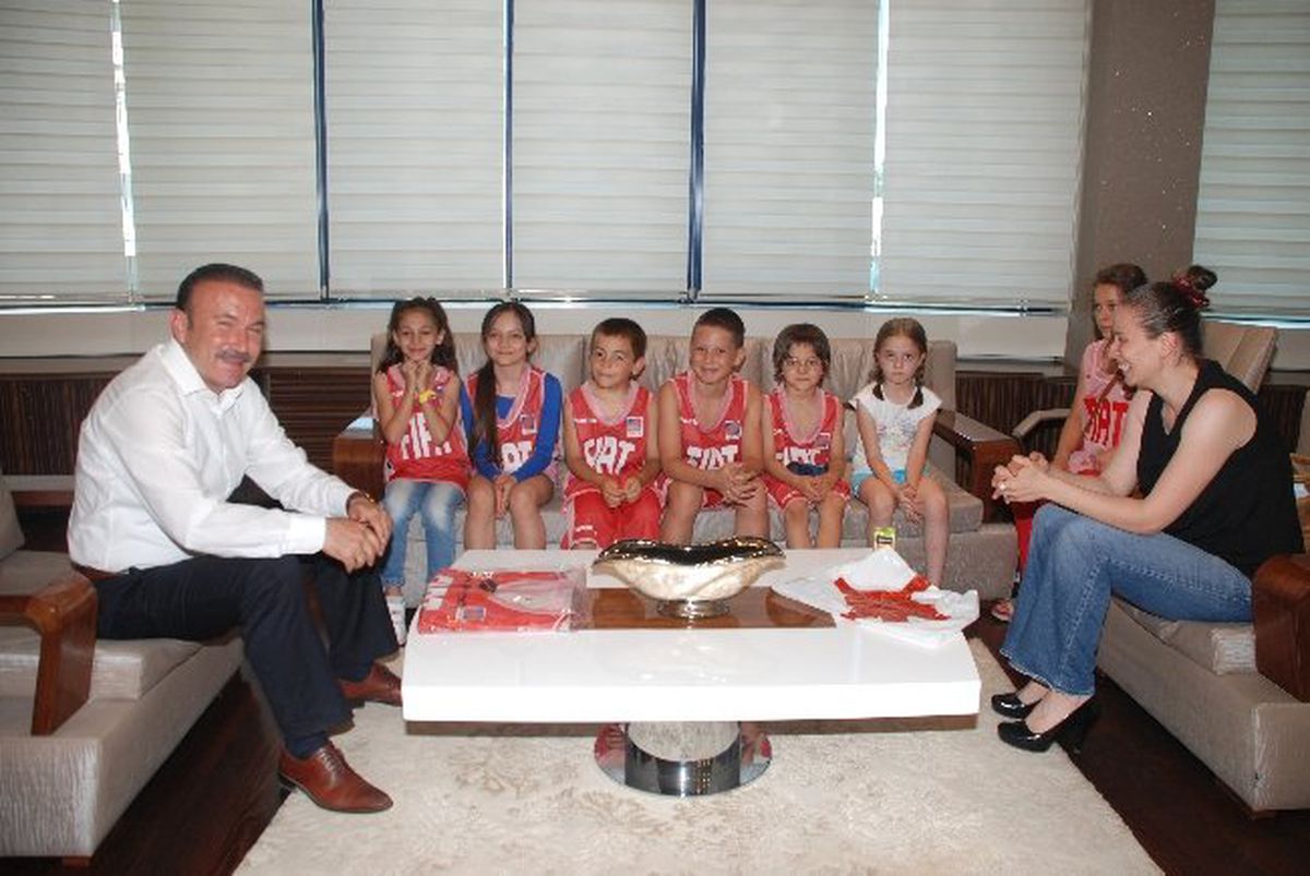 Başkan Doğan\'ın Makamı Minik Cimnastikçilerle Renklendi