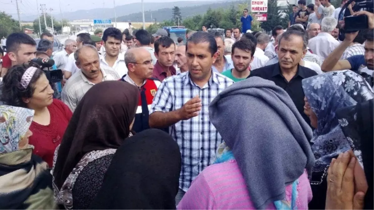 Düzce\'de Vatandaşlar Kaza Sonrası D-100 Karayolunu Trafiğe Kapattı