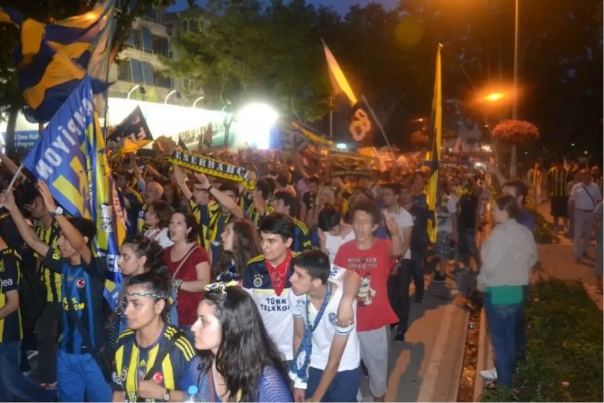 Fenerbahçeli Taraftarlardan Protesto Yürüyüşü