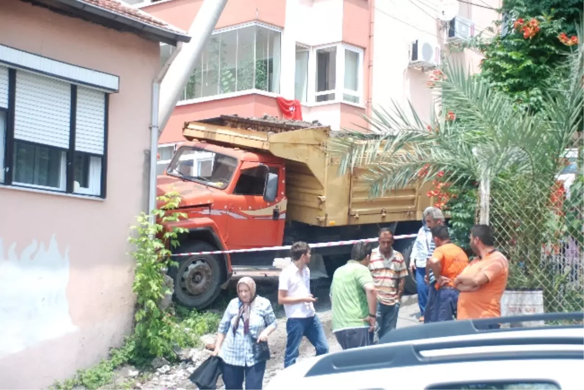 Fireni Patlayan Kamyon Evin Duvarına Çarptı