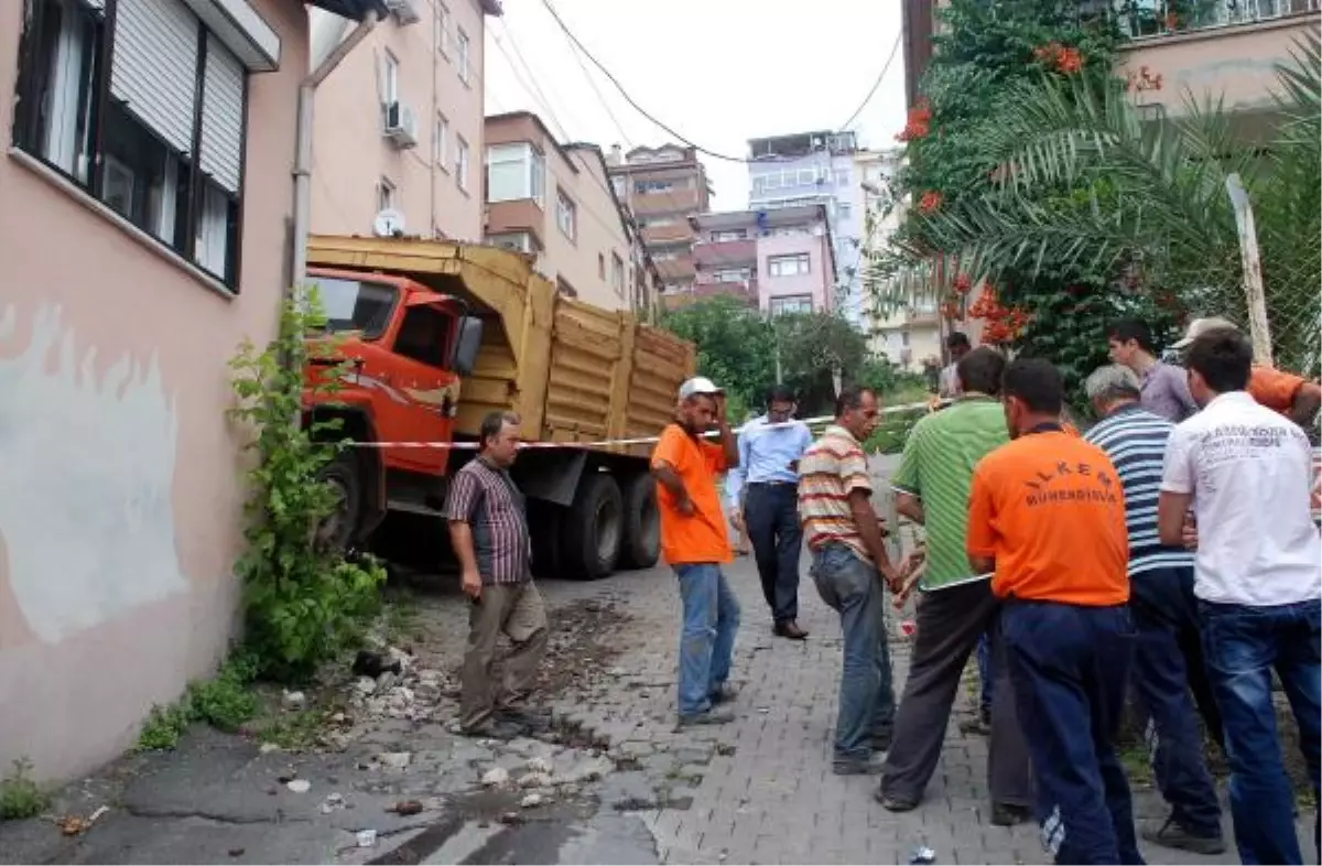 Freni Boşalan Kamyon Evin Duvarına Çarptı