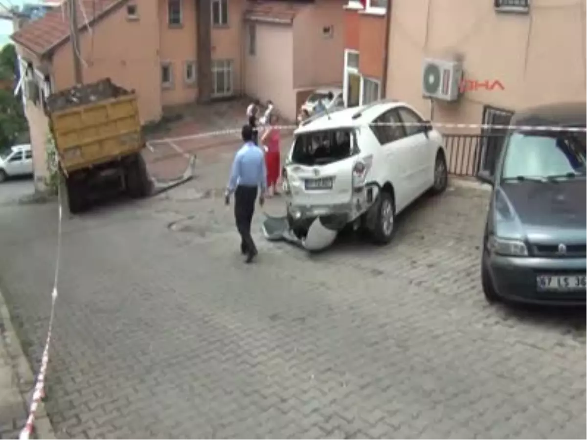 Freni Boşalan Kamyon Evin Duvarına Çarptı