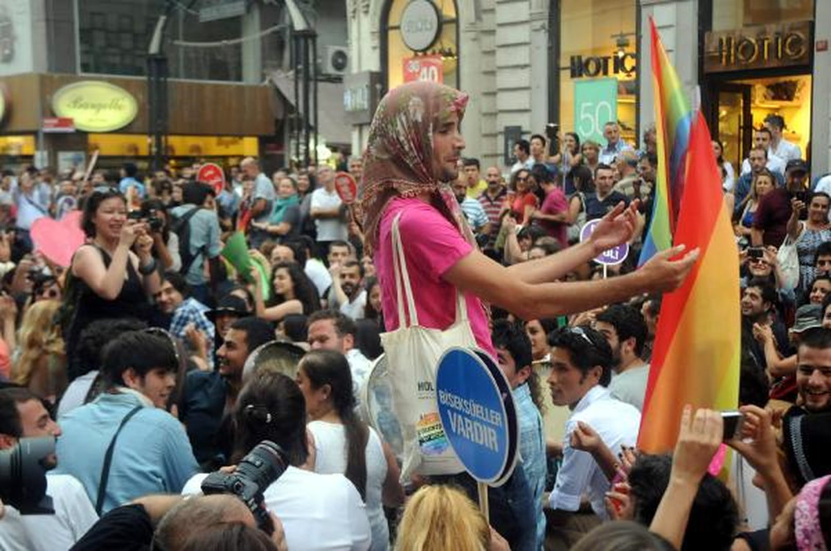 İstiklal Caddesi\'nde 4. Trans Onur Yürüyüşü