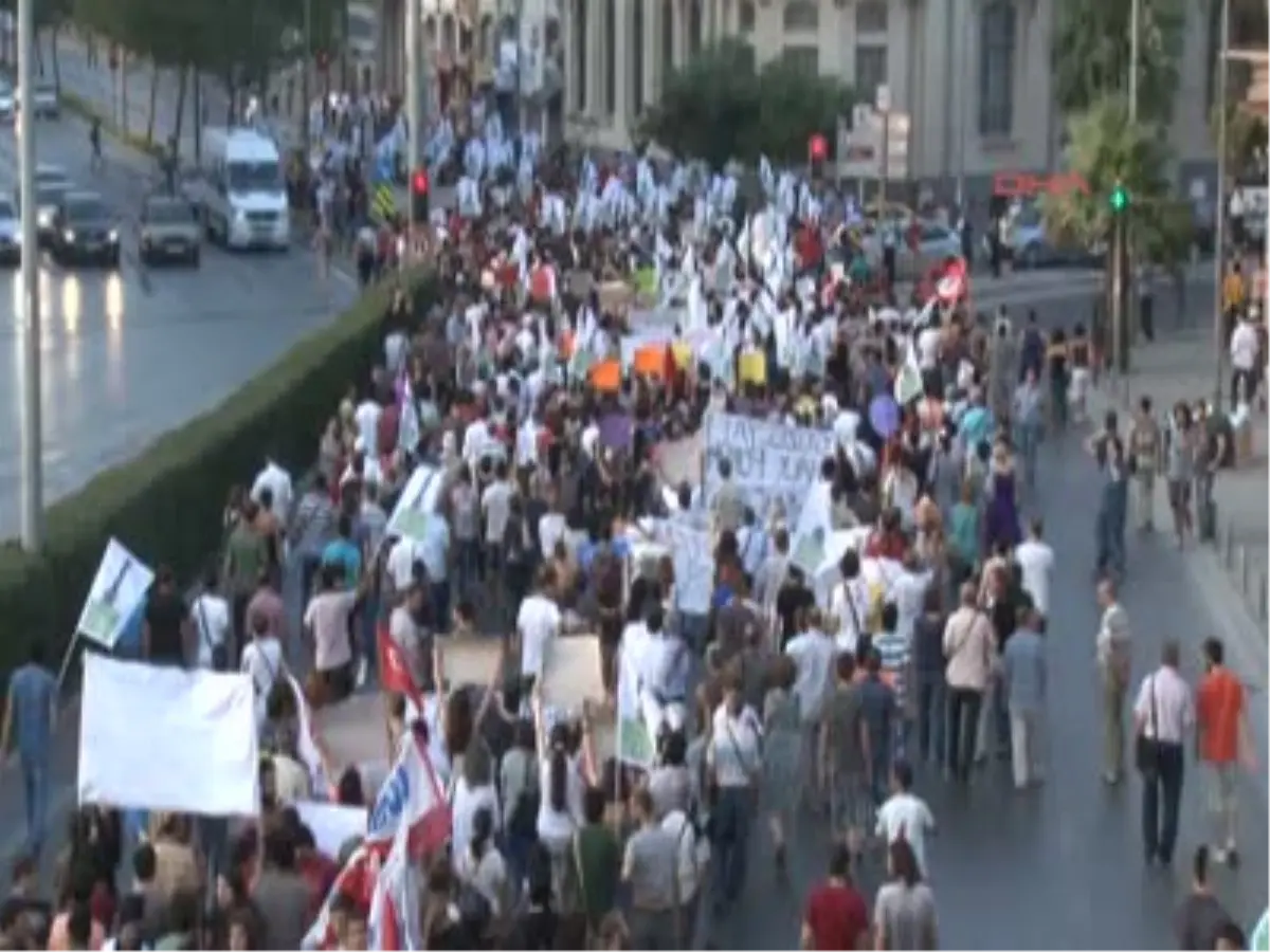 İzmir\'de Lice\'de Yaşananlar Protesto Edildi