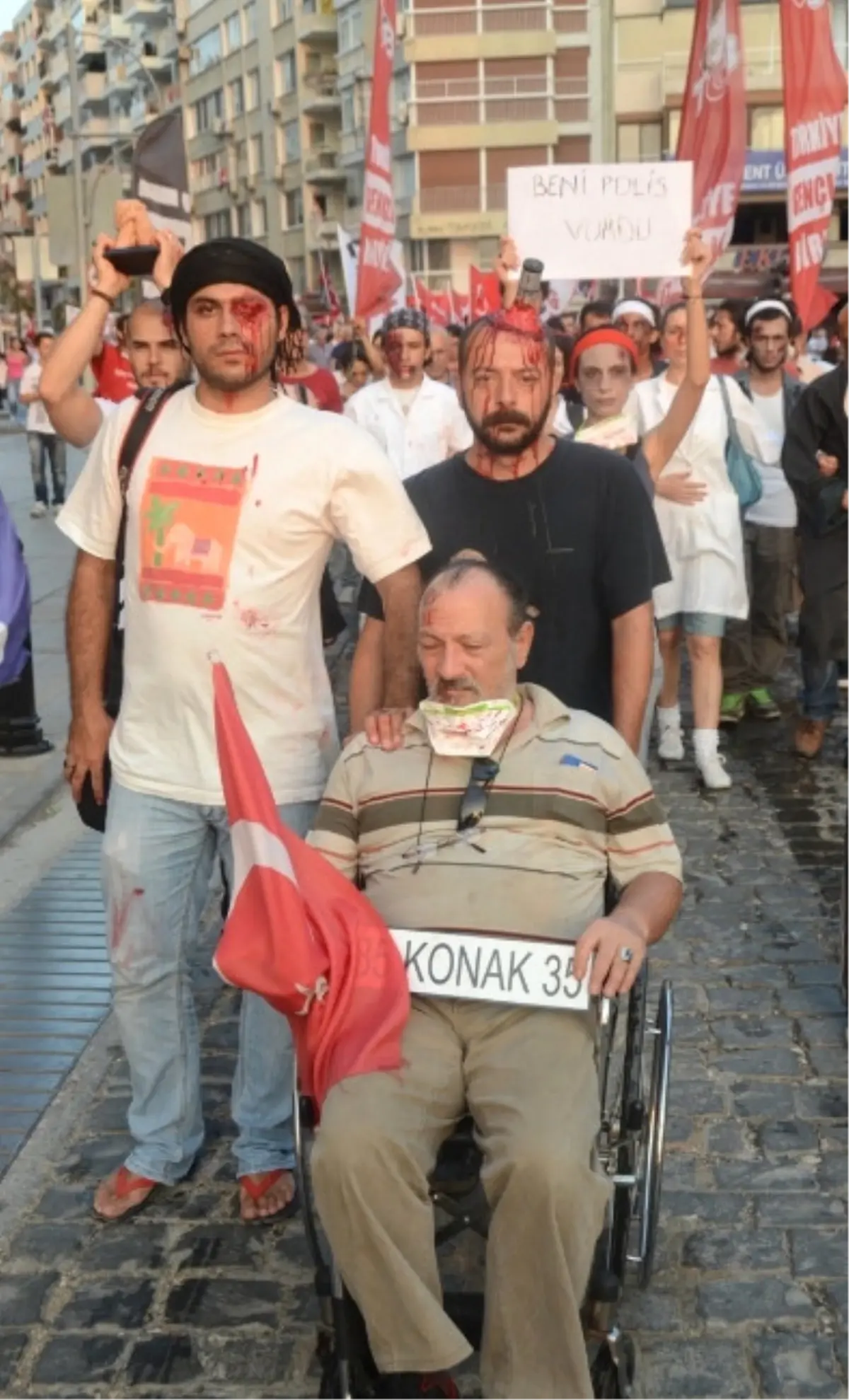 İzmir\'de "Makyajlı" Protesto