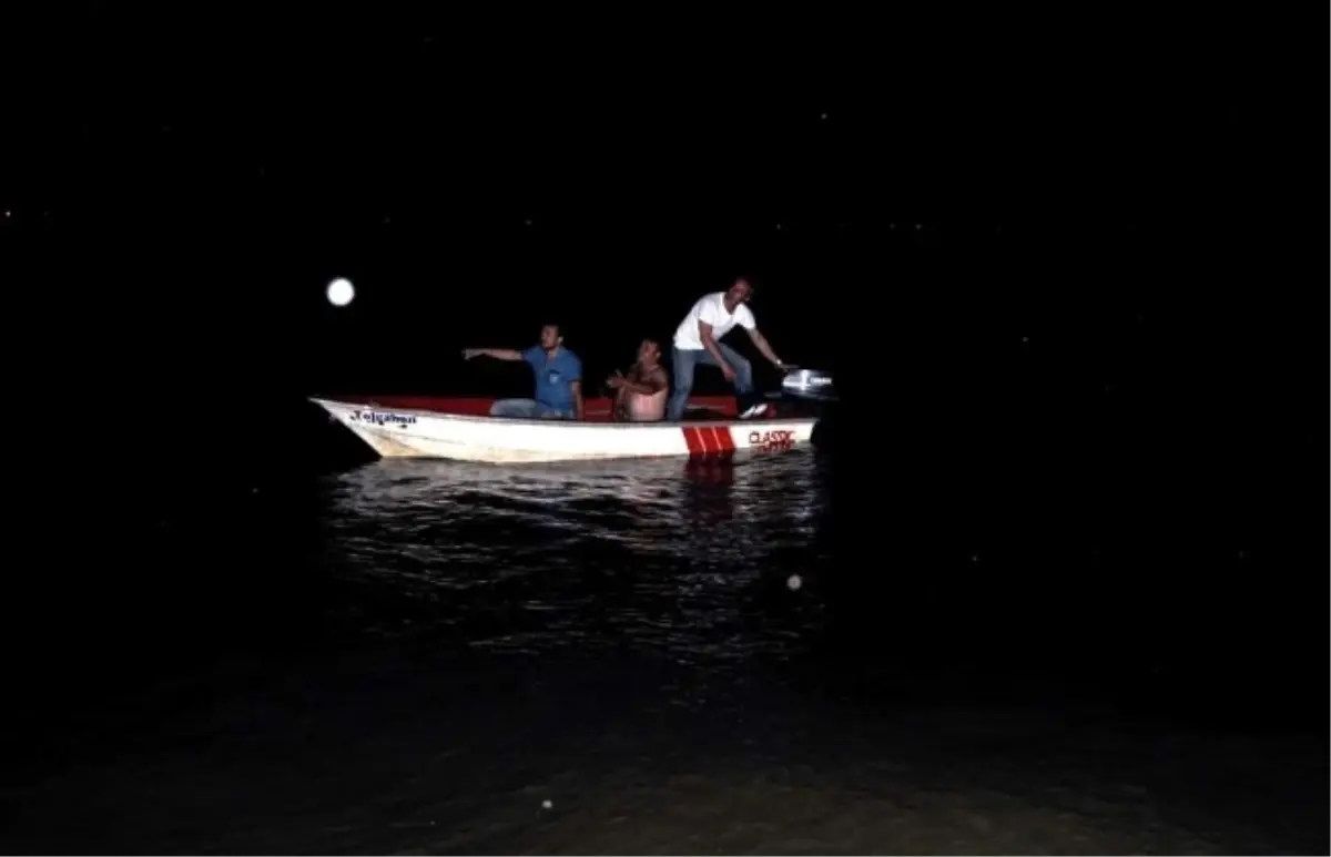 İznik Gölü\'nde Ayağına Kramp Giren Bir Kişi Boğulmaktan Son Anda Kurtarıldı