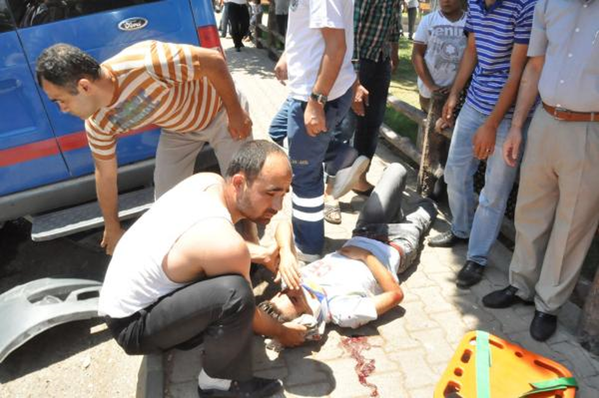 Motosiklet Jandarma Aracına Çarptı: 2 Yaralı
