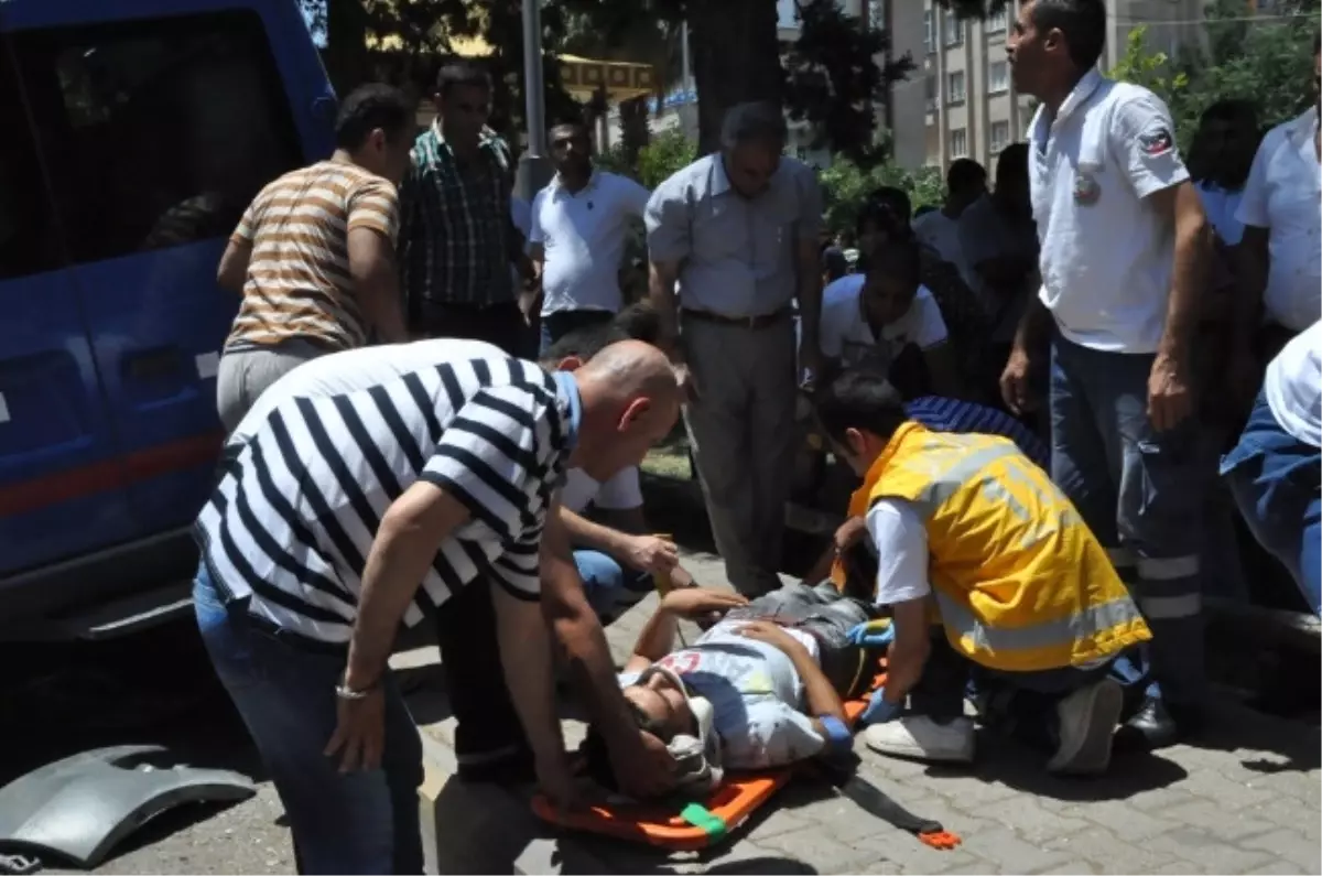 Nizip'te Trafik Kazası: 2 Yaralı