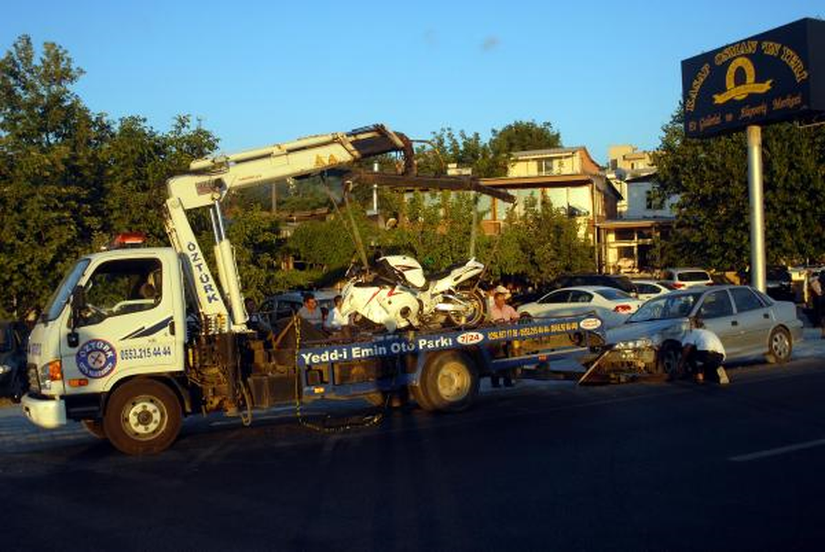 Otomobille Kavşakta Çarpışan Motosikletli Öldü
