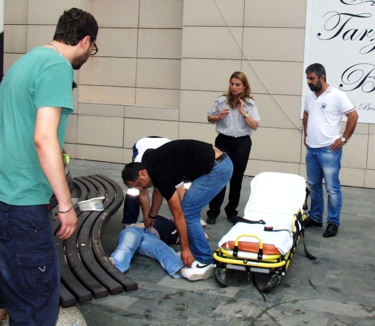 Avm\'nin Teras Katından Düşen Genç Kız Hayatını Kaybetti