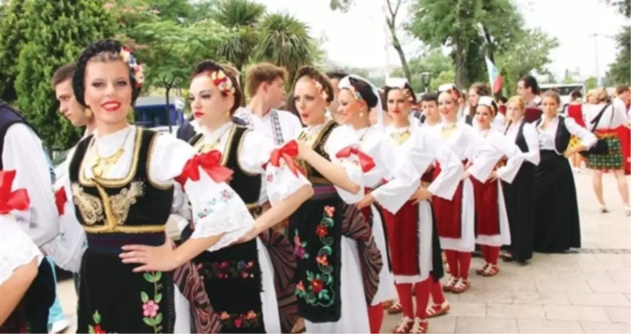 Folklor Ekipleri Barış İçin Halay Çekti