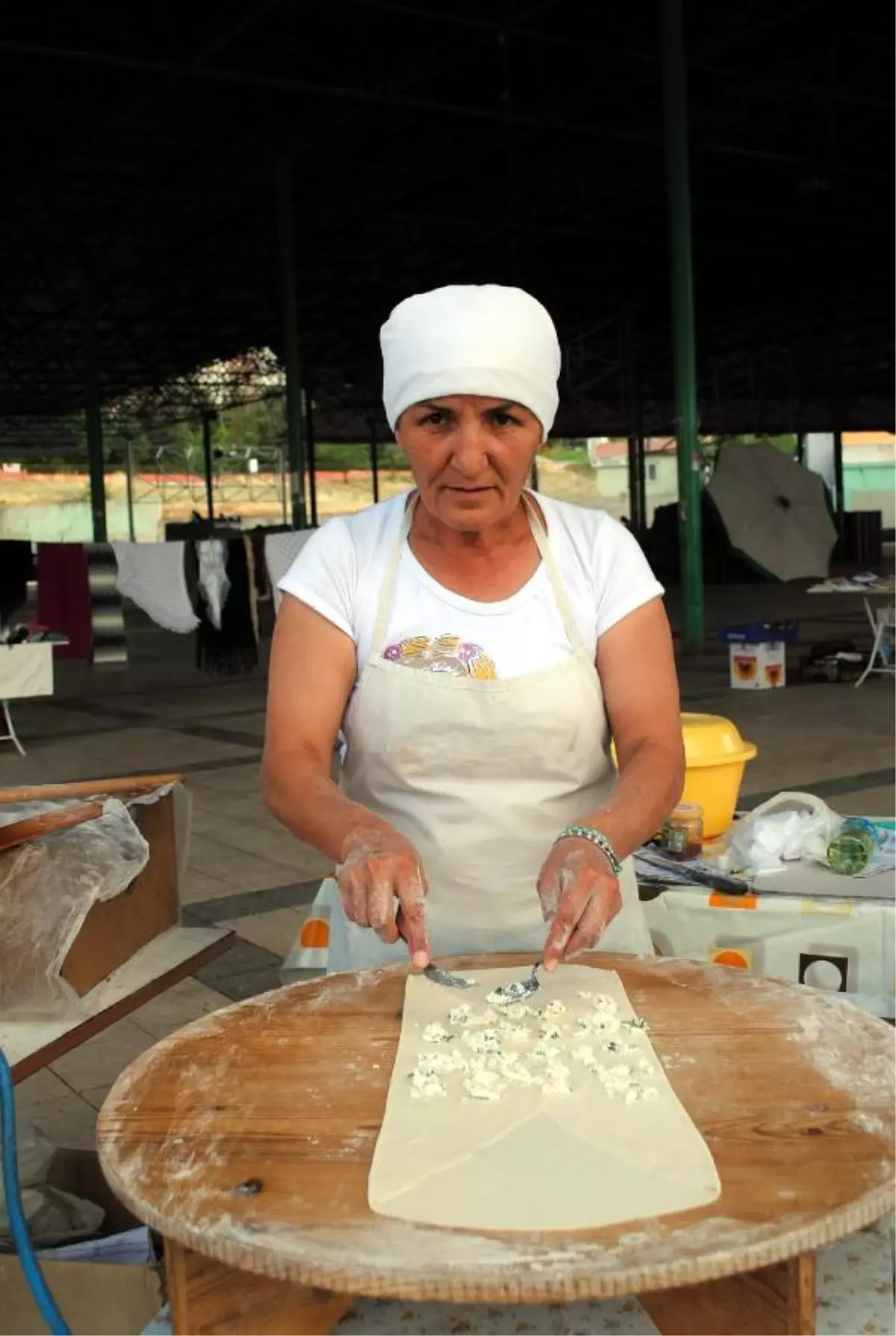 Çocuklarını Gözleme Satarak Okutuyor