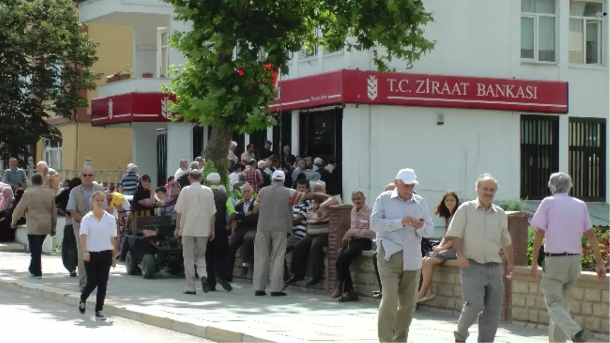 Doğrudan Gelir Desteği Banka Önünde Uzun Kuyruklar Oluşturdu