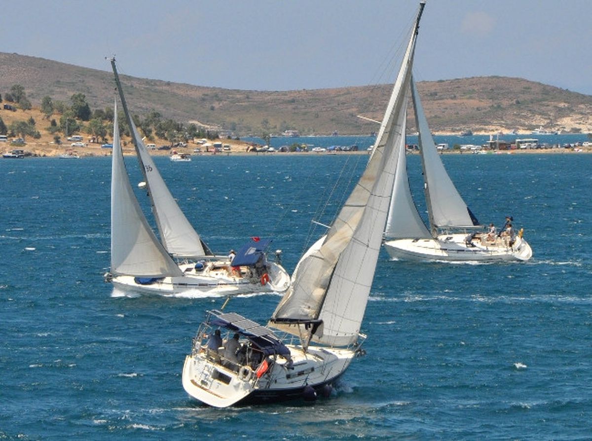 Foça\'da Kabotaj Bayramı Etkinlikleri Yelkenli Tekne Yarışları ile Başladı